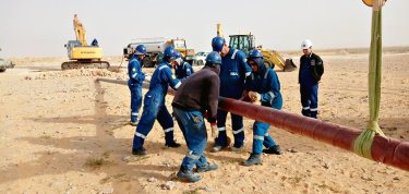 Installation des canalisations d’un champ pétrolier