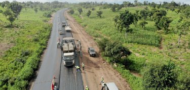Au Bénin, Sogea-Satom (VINCI Construction) réhabilite la route nationale inter-États sur 148,6 km, entre Gogounou et Kandi