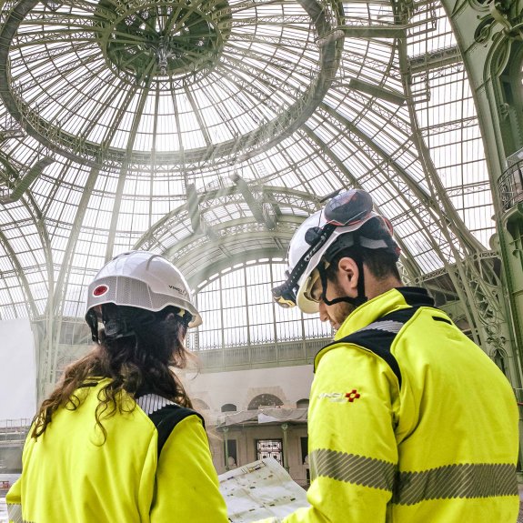Collaborateurs de dos sur un chantier du Grand Palais à Paris