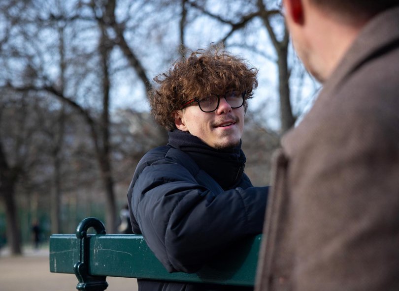 Mentorat deux hommes sur un banc