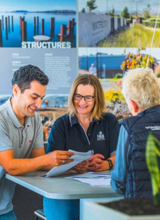 Collaborateurs VINCI discutant autour d'une table