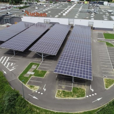 Ombrière avec panneaux photovoltaïques sur un parking de supermarché