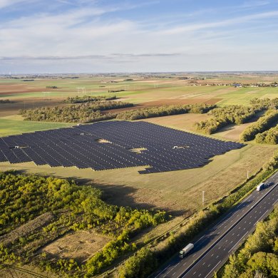 Vue aérienne d'un champ solaire proche d'une autoroute en France