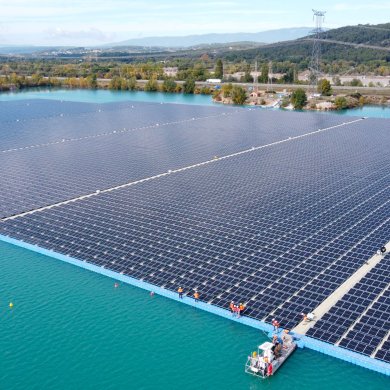 Un champ solaire flottant à Peyrolles