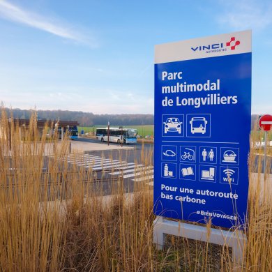 Panneau près d'un parc multimodal
