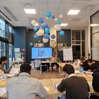 Groupe de travail en réunion à l'archipel, siège de VINCI