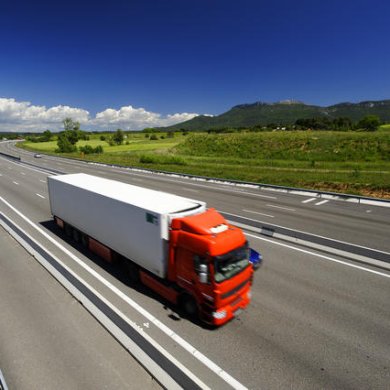 Camion sur autoroute