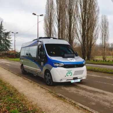 Une navette électrique sur une route