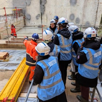 Visiteurs sur un chantier