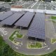 Ombrière avec panneaux photovoltaïques sur un parking de supermarché
