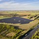 Vue aérienne d'un champ solaire proche d'une autoroute en France