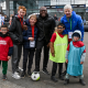 Photo d'enfant avec avec Basile Boli et Arsène Wenger