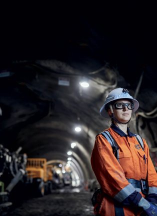 Collaboratrice VINCI Construction sur un chantier souterrain