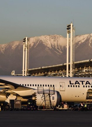 Vue d'un avion à l'aéroport de Santiago du Chili avec les montagnes en arrière-plan