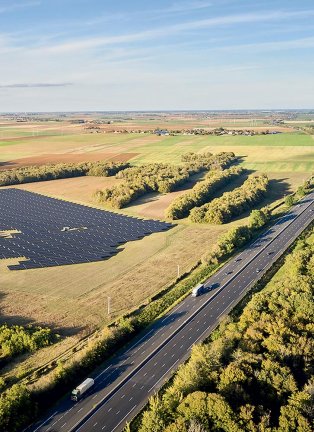 Panneaux solaires près d'une autoroute
