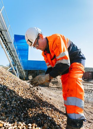 Collaborateur VINCI opérant sur la carrière de Tourville