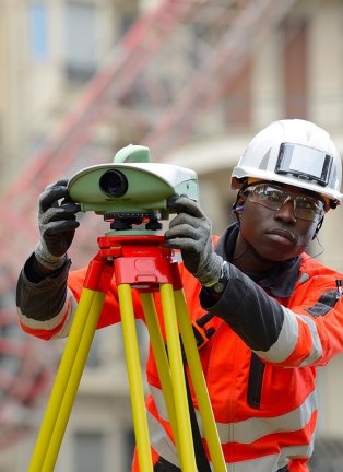 Collaborateur VINCI prenant des mesures sur un chantier
