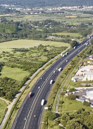Vue aérienne d'une autoroute gérée par VINCI Autoroutes
