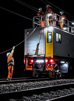 Ouvriers travaillant sur un chantier ferroviaire de nuit