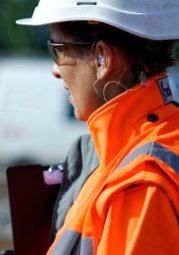 Collaboratrice de profil, sur un chantier