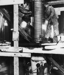 Sauvetage de la gare maritime du Havre : ferraillage d' éléments et vérins de fonçage