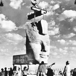 Sauvetage du temple d'Abou Simbel : transport d'une tête de statue par portique