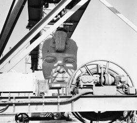 Sauvetage du temple d'Abou Simbel : transport d'une tête de statue par portique