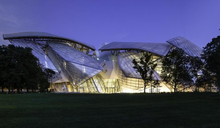 Vue de nuit de la Fondation Louis Vuitton à Paris