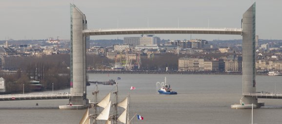 Le pont levant Jacques Chaban-Delmas à Bordeaux