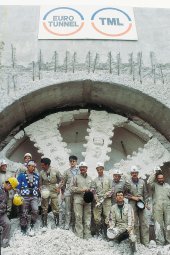 Tunnel sous la Manche : les équipes du T4 à la sortie du tunnelier