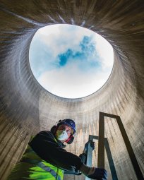 Collaborateur dans la cheminée d'une centrale nucléaire