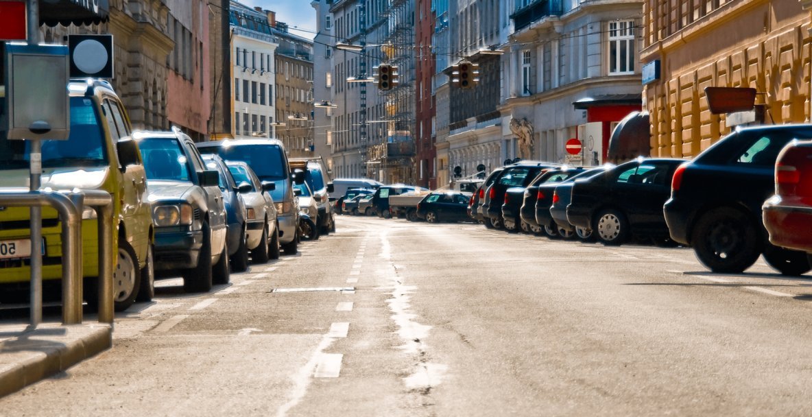 Une rue déserte en centre-ville