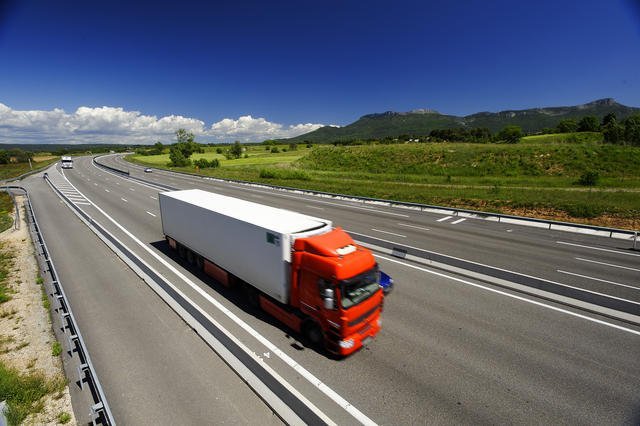 visuel camion sur autoroute