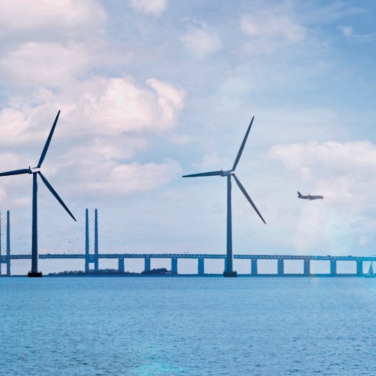 Vue d'un pont et d'un parc éolien offshore