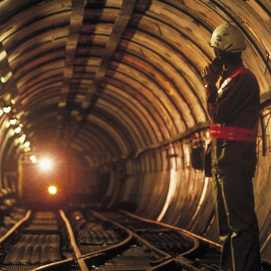 ouvrier dans le tunnel sous la Manche