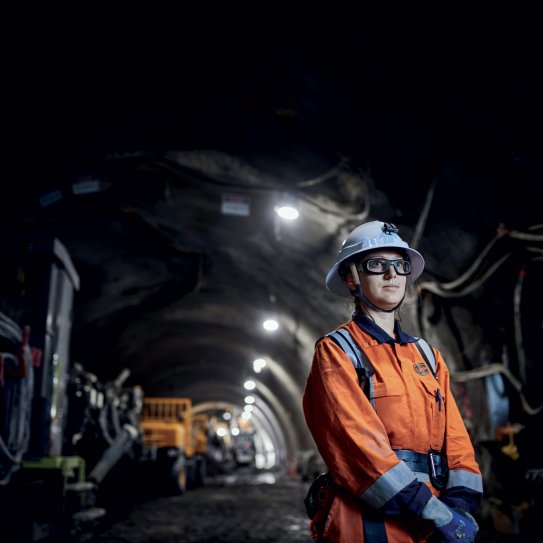 Collaboratrice VINCI Construction sur un chantier souterrain