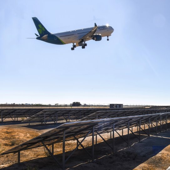 L’aéroport de Faro, géré par VINCI Airports, est équipé d’une centrale solaire qui garantit son approvisionnement en énergie électrique décarbonée