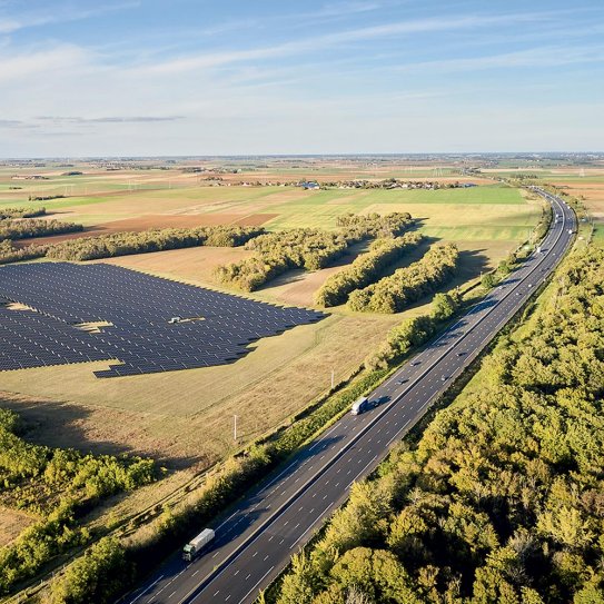 Panneaux solaires près d'une autoroute
