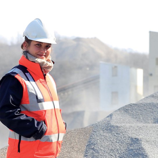 La démarche Granulat+, initiée par Eurovia France il y a dix ans, devient la marque Granulat +, regroupant les activités de son pôle matériaux liées à l’économie circulaire. Objectif : favoriser l’usage des granulats recyclés dans la construction grâce à une offre intégrée et performante, en s’engageant sur la qualité des produits. Le développement du recyclage des enrobés routiers s’inscrit dans la même dynamique
