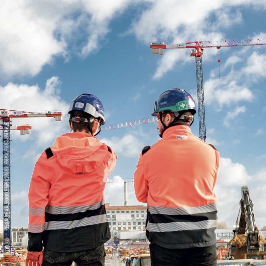 Collaborateurs de dos sur le chantier du CHU de Nantes