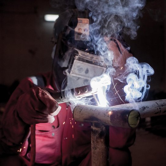 Ouvrier sur un travail de soudure sur un chantier QDVC