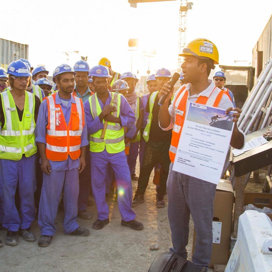Ouvriers QDVC en réunion sur un chantier au Qatar