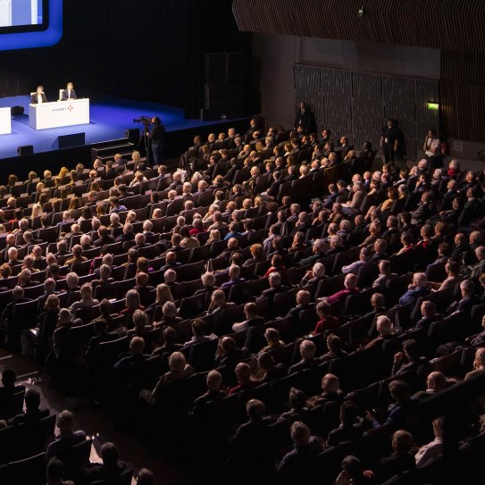 Vue en hauteur d'une l'assemblée générale VINCI
