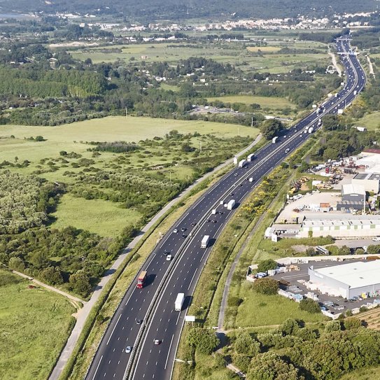 Vue aérienne d'une autoroute gérée par VINCI Autoroutes