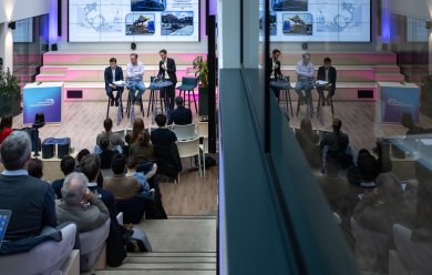 Un groupe de travail devant une présentation