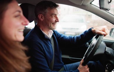 Un conducteur et une passagère en covoiturage