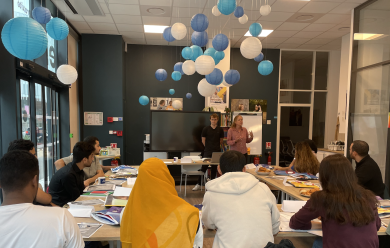 Cours de français auprès de réfugiés à l'archipel siège du Groupe VINCI