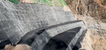 Stabilisation de pente et reconstruction de route à Tindharia