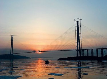 Dernières paires de haubans pour les ponts de Russky Island et de Golden Horn