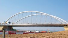 Freyssinet installe les suspentes du bow-string de Reims